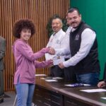 Entrega rector becas a estudiantes hijos de docentes de la UAT